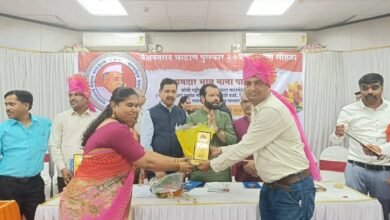 Photo of सामाजिक कार्याबद्दल हुकरे दांपत्यांचा सत्कार