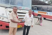 Photo of प्रवाशाचा हरवलेला मोबाईल बसचालकाने परत केला