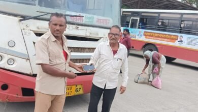 Photo of प्रवाशाचा हरवलेला मोबाईल बसचालकाने परत केला